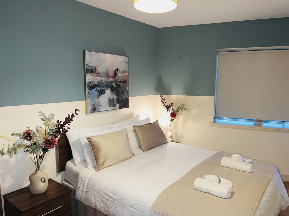 Bed, Photo of the whole room, Bedroom, towels
