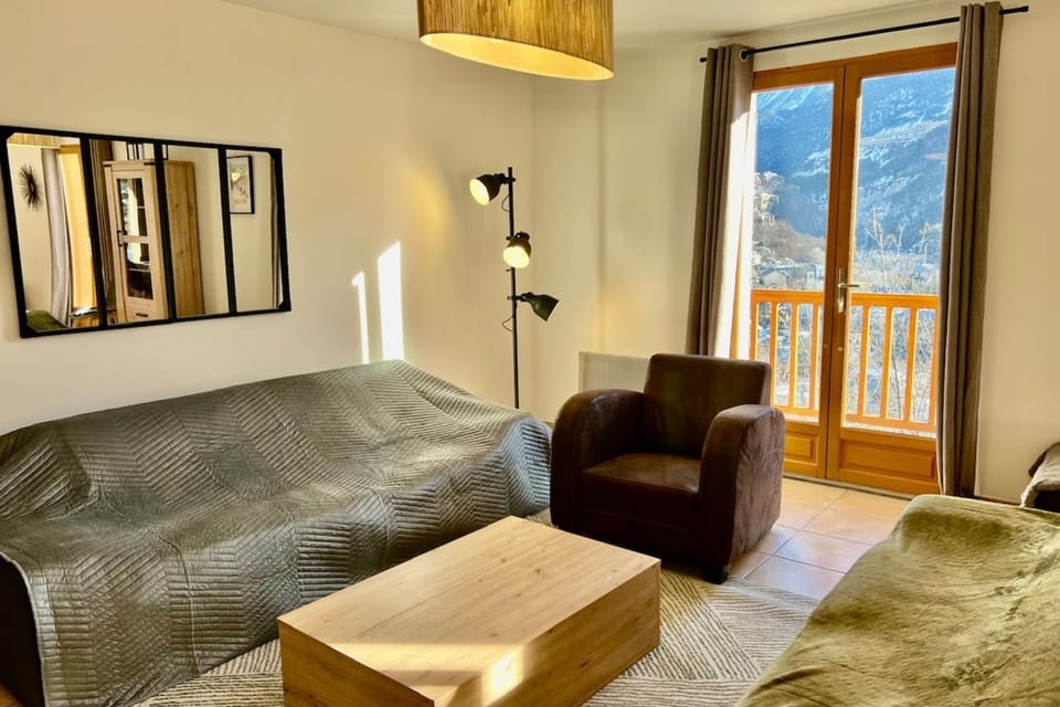 Joli triplex avec jardin et vue House in Briançon