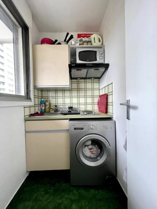 Kitchen or kitchenette, minibar, stove, washing machine
