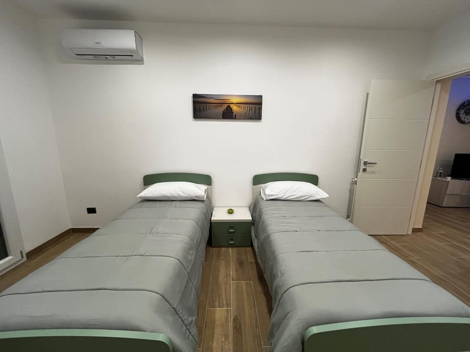 Bed, Photo of the whole room, air conditioner