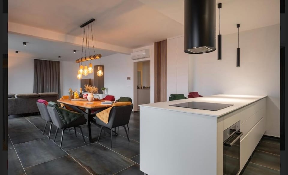 Kitchen or kitchenette, Dining area, pet friendly, stove