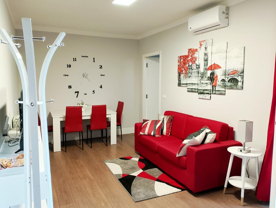 Communal lounge/ TV room, TV and multimedia, Living room, Seating area, Dining area, Dinner, Inner courtyard view, locker, air conditioner