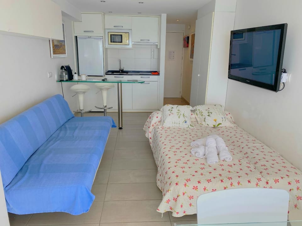 Bed, TV and multimedia, Photo of the whole room, hair dresser