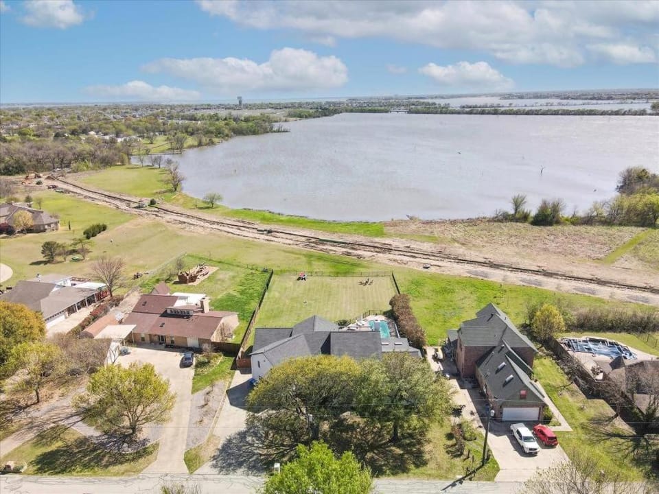 Front Lake Holiday 2BR 1BA Guest Home with Hot Tub House in Rowlett