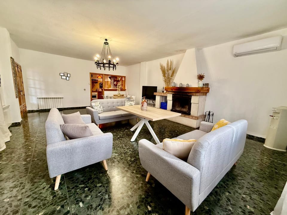 TV and multimedia, Living room, Dining area, air conditioner