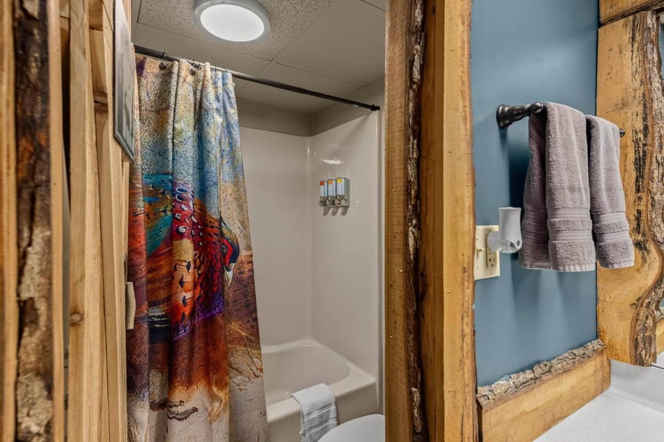Stonegate Lodge - Pool & Firepits Room #208 Apartment in Eureka Springs