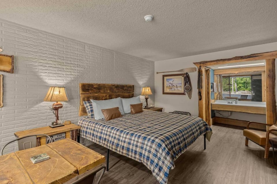Stonegate Lodge - Pool & Firepits Room #208 Apartment in Eureka Springs