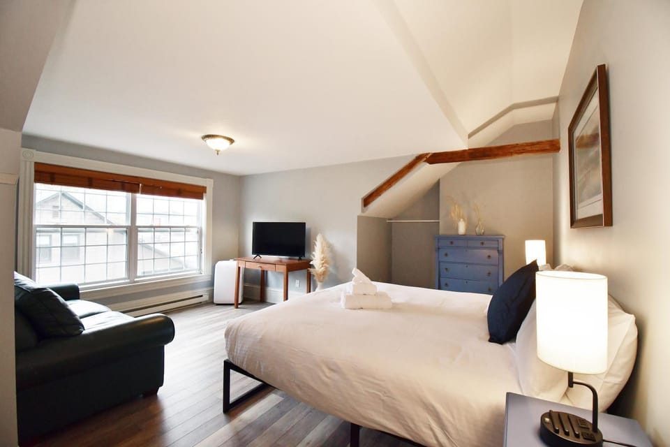 Bed, Photo of the whole room, Seating area, Bedroom