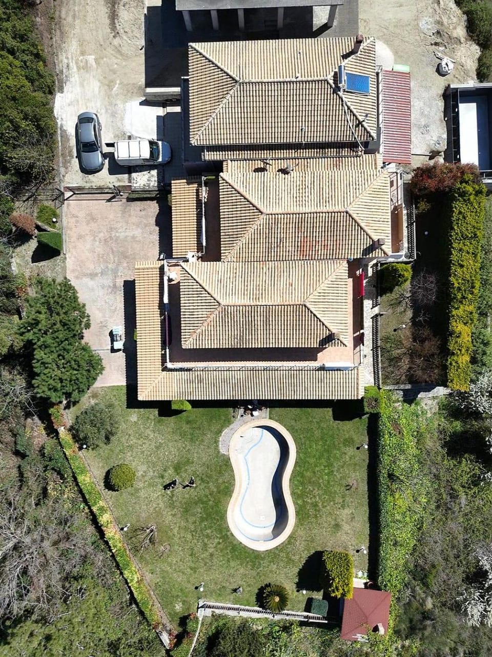 Property building, Natural landscape, Bird's eye view, Swimming pool, Location, Parking
