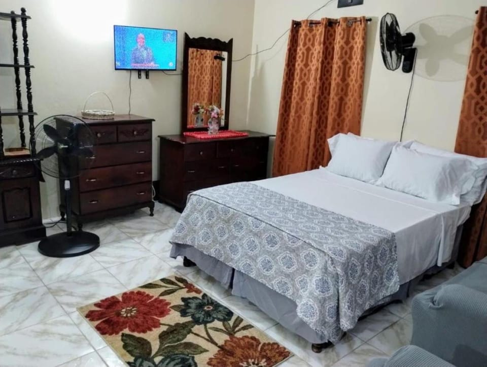 Bed, TV and multimedia, Bedroom, Entertainment