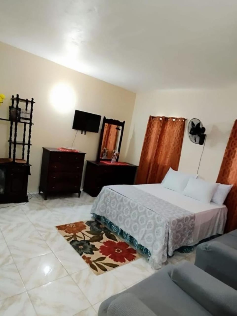 Bed, TV and multimedia, Photo of the whole room, Bedroom, fireplace
