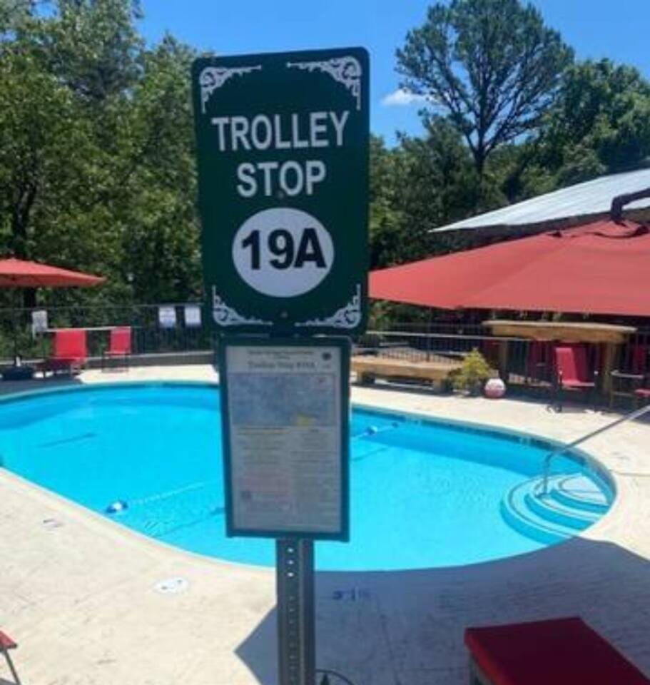 Stonegate Lodge King Bed WIFI Roku TV Salt Water Pool Room #203 Apartment in Eureka Springs