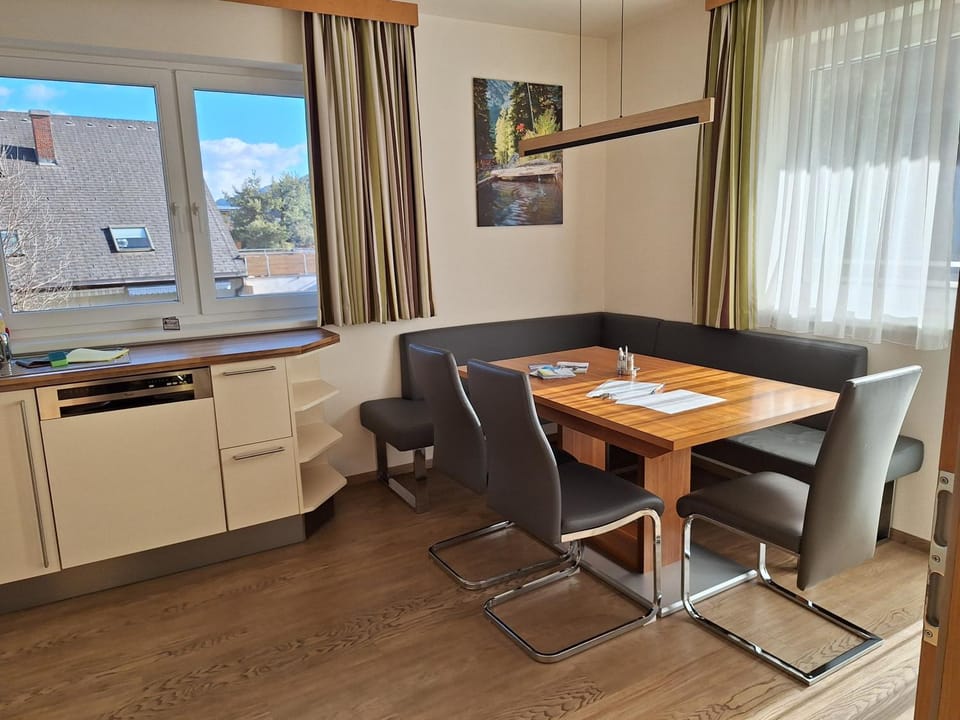 Seating area, Dining area