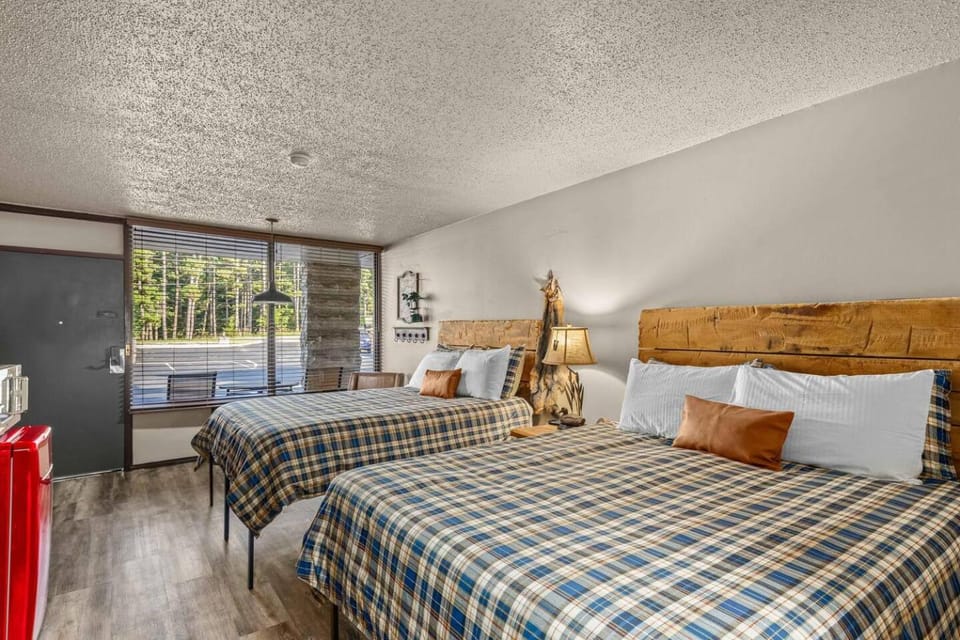 Stonegate Lodge 2 Queen Beds WIFI Roku TV Salt Water Pool Room #202 Apartment in Eureka Springs