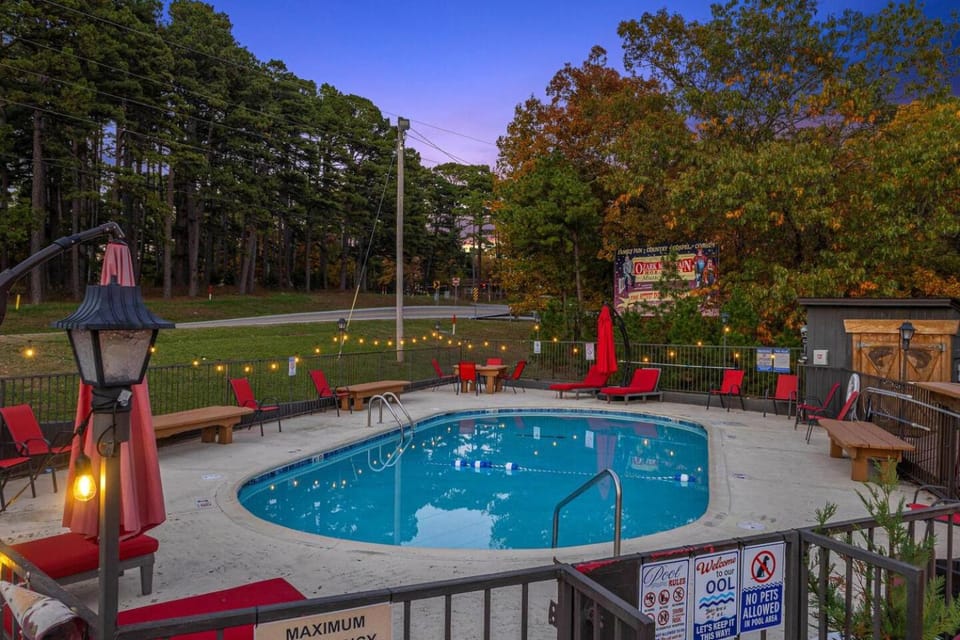 Stonegate Lodge 2 Queen Beds WIFI Roku TV Salt Water Pool Room #202 Apartment in Eureka Springs
