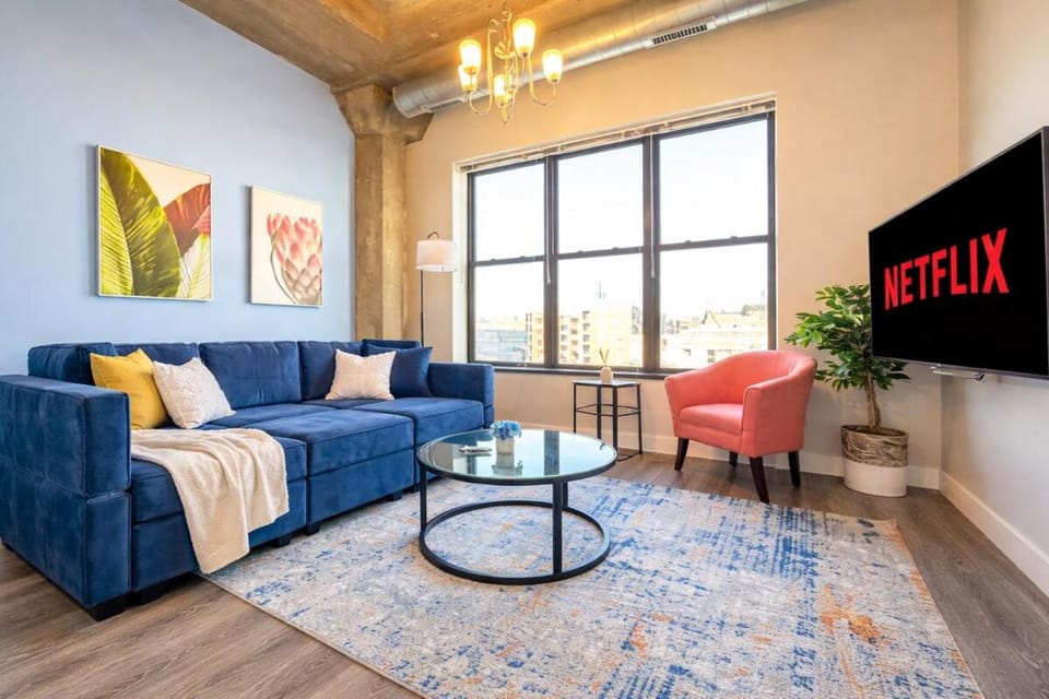 Charming 2BR Apartment with Skyline view, Optional Parking & Gym Access Near McCormick Place, Lakefront and Soldier Field Apartment in South Loop