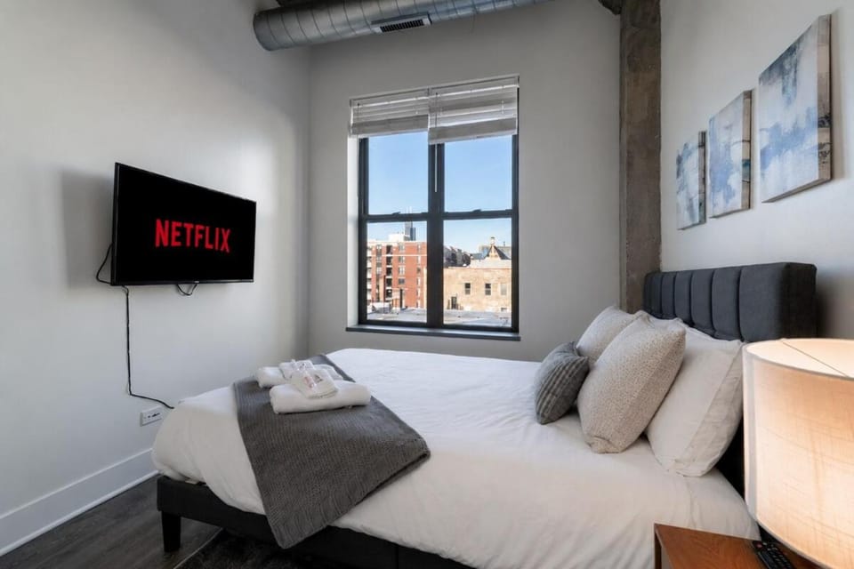 Charming 2BR Apartment with Skyline view, Optional Parking & Gym Access Near McCormick Place, Lakefront and Soldier Field Apartment in South Loop
