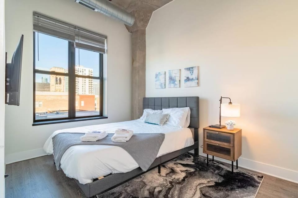 Charming 2BR Apartment with Skyline view, Optional Parking & Gym Access Near McCormick Place, Lakefront and Soldier Field Apartment in South Loop