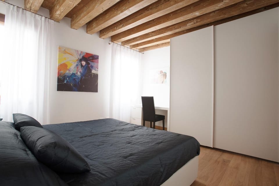 Day, Photo of the whole room