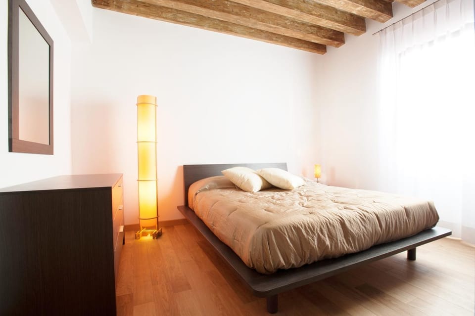 Day, Photo of the whole room