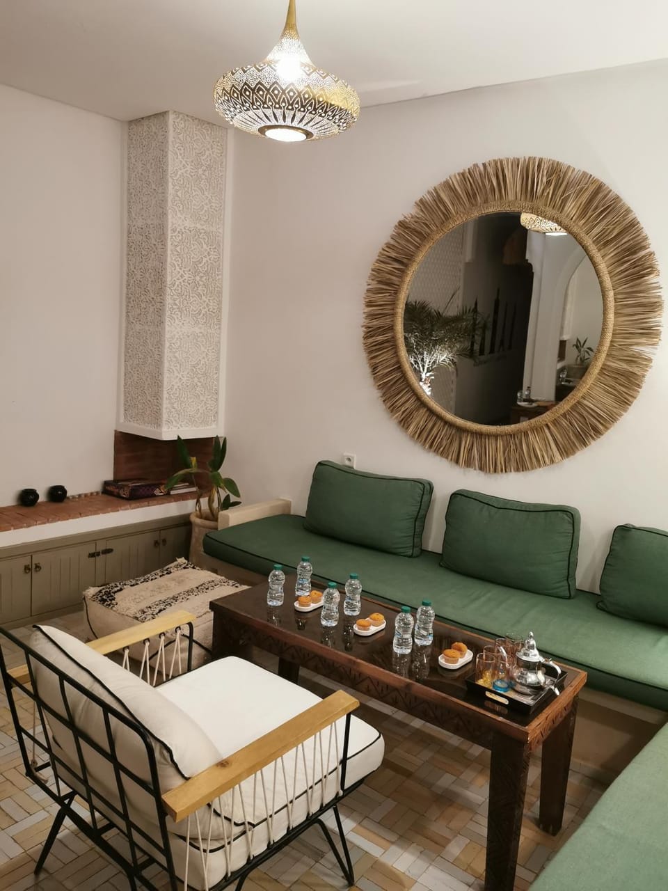 Living room, Seating area, Dining area, fireplace