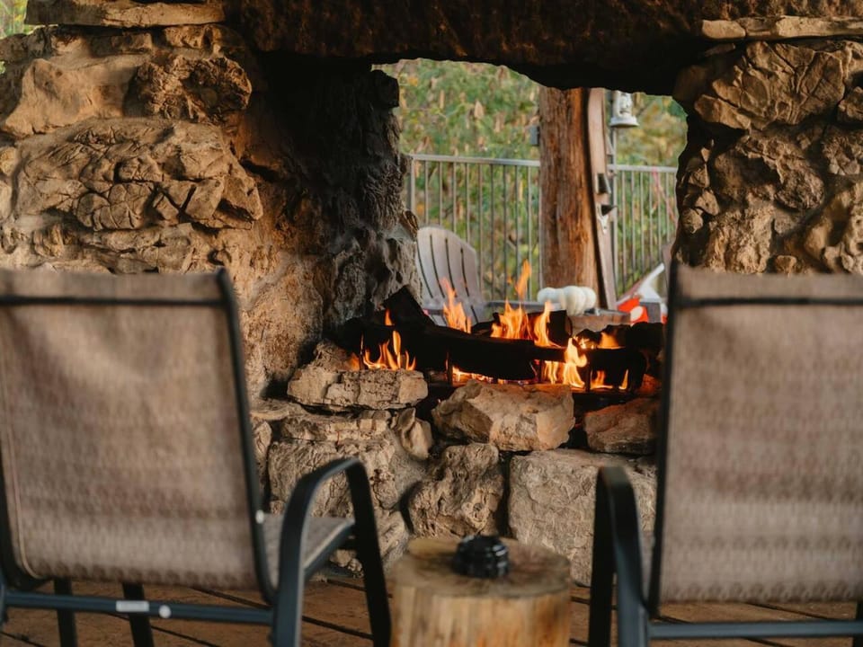 Stonegate Lodge Sleeps 4 Fast WiFi Firepits TV Salt Water Pool Room #204 Apartment in Eureka Springs