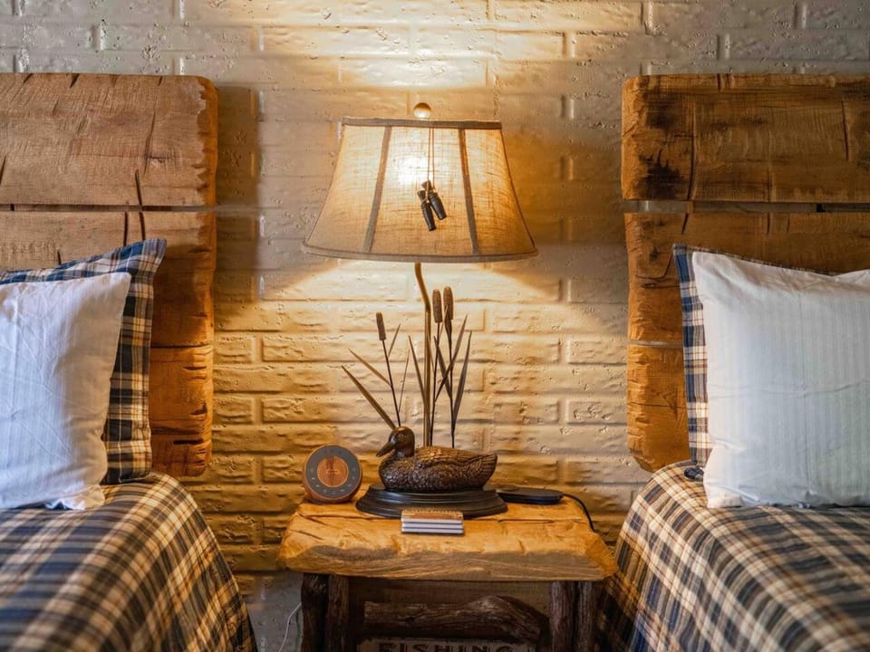 Stonegate Lodge Sleeps 4 Fast WiFi Firepits TV Salt Water Pool Room #204 Apartment in Eureka Springs