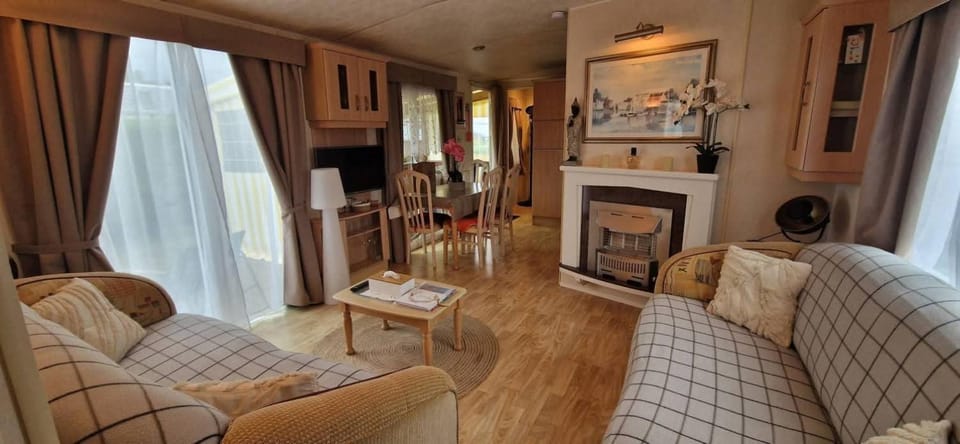 GRAND BUNGALOW frond de mer sur la Côte d'Opale Campground/ 
RV Resort in Hauts-de-France