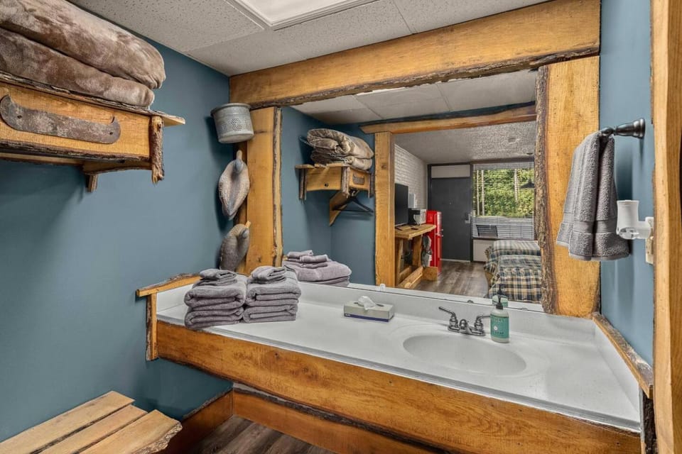 Stonegate Lodge Salt Water Pool2 Queen Beds Fire Pits Fast WiFi Room #205 Apartment in Eureka Springs