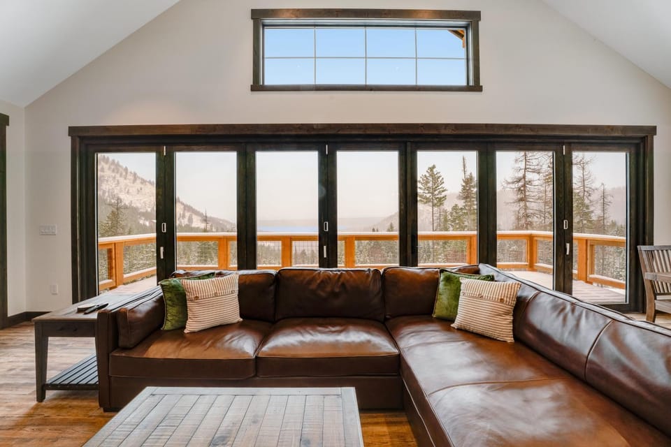 La Tierra Lodge House in Flathead Lake