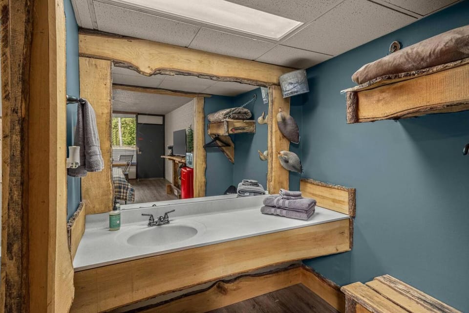 Stonegate Lodge King Bed, 2mi to Historic DTWN Salt Water Pool Room #206 Apartment in Eureka Springs