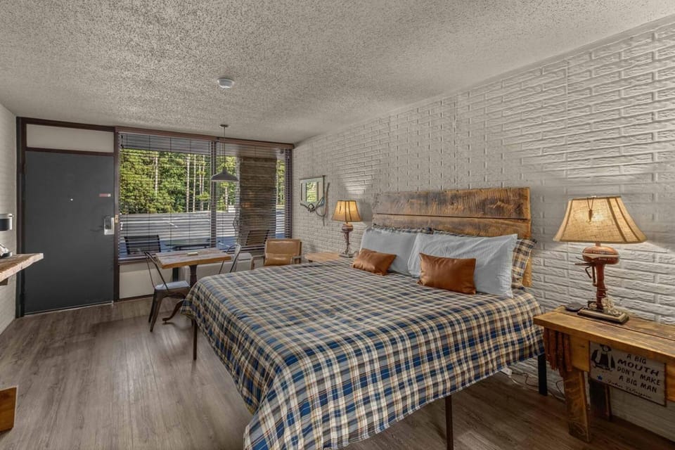 Stonegate Lodge King Bed, 2mi to Historic DTWN Salt Water Pool Room #206 Apartment in Eureka Springs