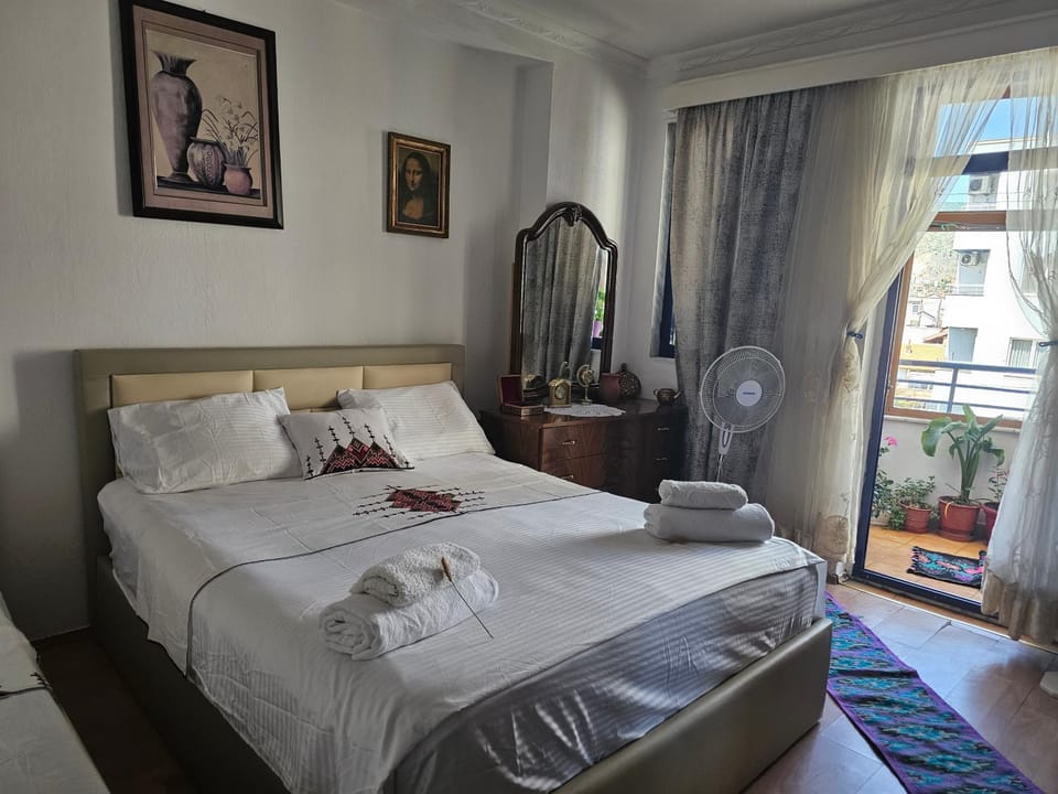 Photo of the whole room, Bedroom, towels