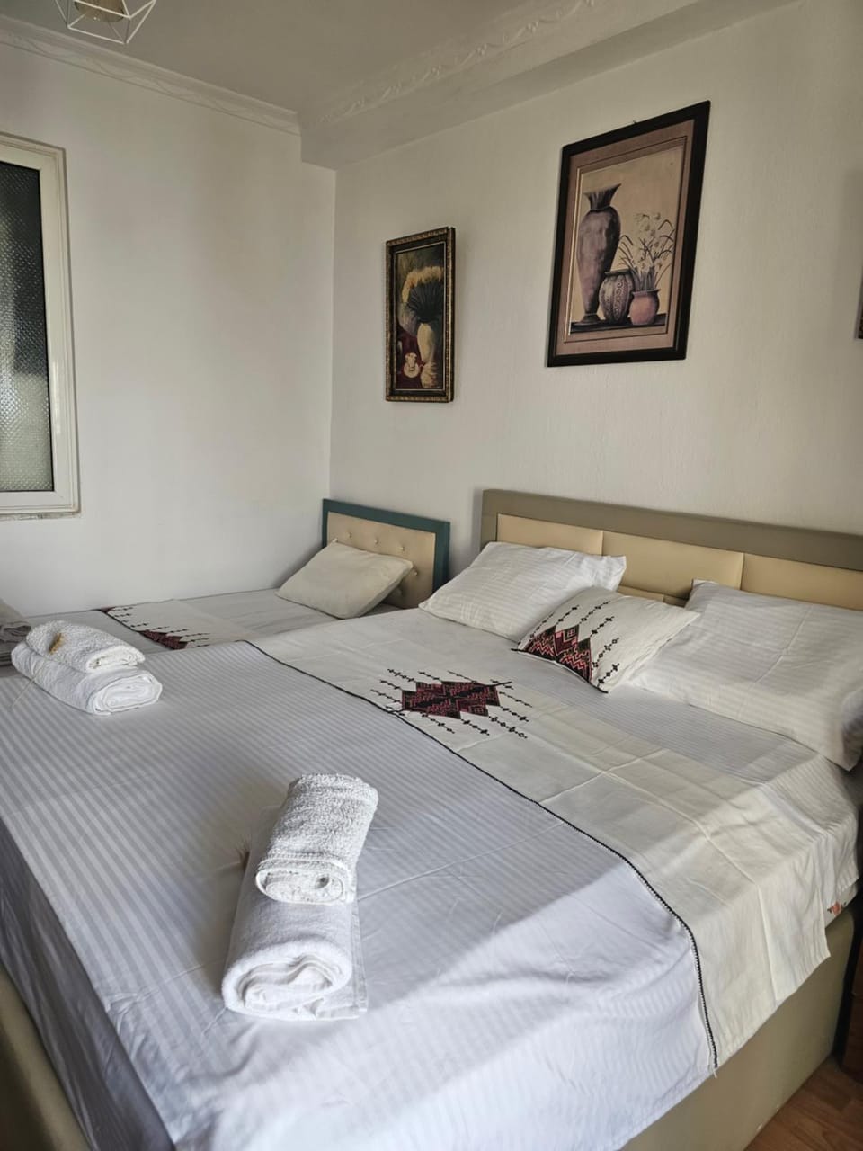 Bed, Bedroom, towels