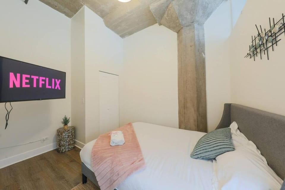 Cozy 2BR Chicago Apartment with Optional Parking and Gym Access Near Field Museum, Lakefront & McCormick Place Apartment in South Loop