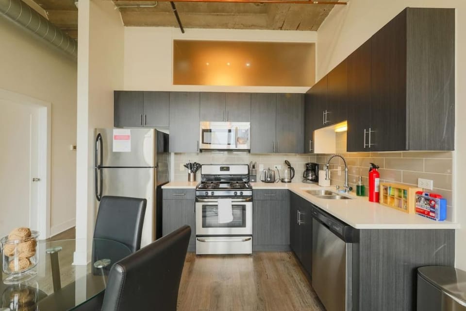 Cozy 2BR Chicago Apartment with Optional Parking and Gym Access Near Field Museum, Lakefront & McCormick Place Apartment in South Loop