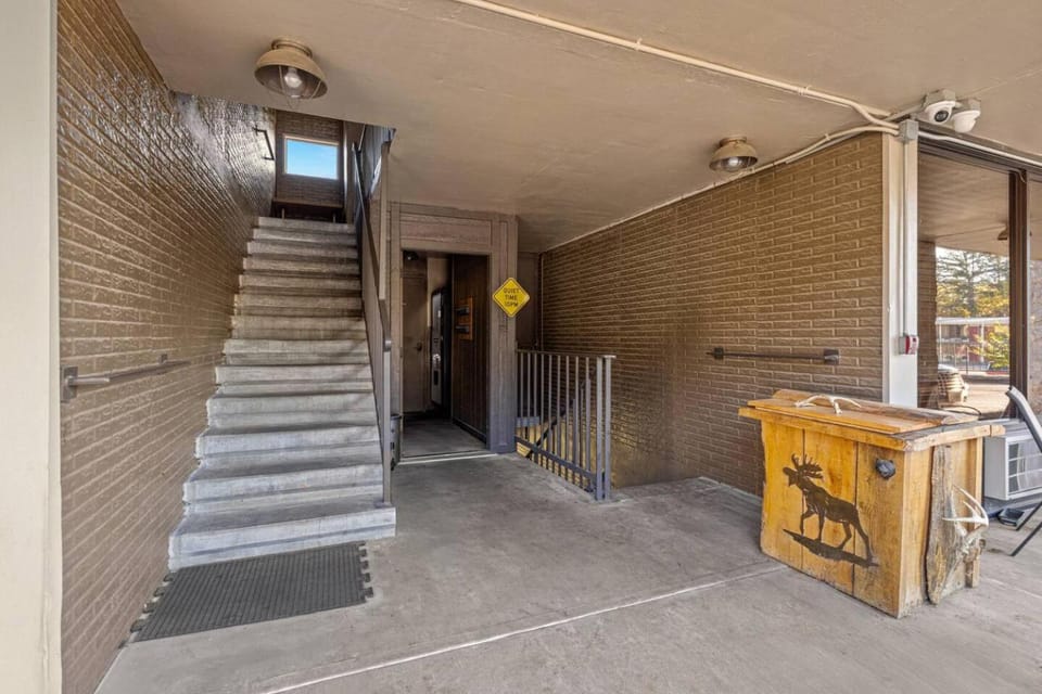 Stonegate Lodge 2 Queen Beds Fast WIFI 50" TV Salt Water Pool Room #207 Apartment in Eureka Springs