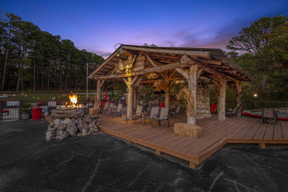 Stonegate Lodge 2 Queen Beds Fast WIFI 50" TV Salt Water Pool Room #207 Apartment in Eureka Springs