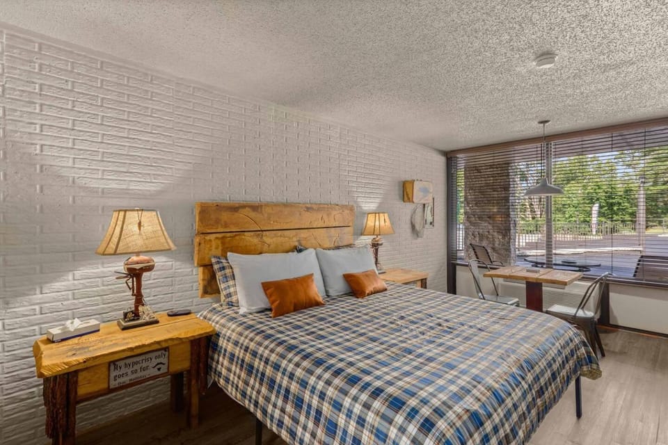 Stonegate Lodge Pool Fire Pits King BedFast WiFi 50in TV Room #209 Apartment in Eureka Springs