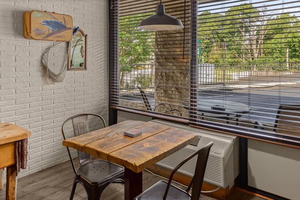 Stonegate Lodge Pool Fire Pits King BedFast WiFi 50in TV Room #209 Apartment in Eureka Springs