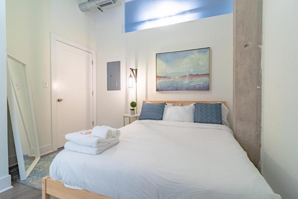 Stylish 2BR Suite with Optional Parking & Gym Access Near Lakefront, Shedd Aquarium and McCormick Center Apartment in South Loop