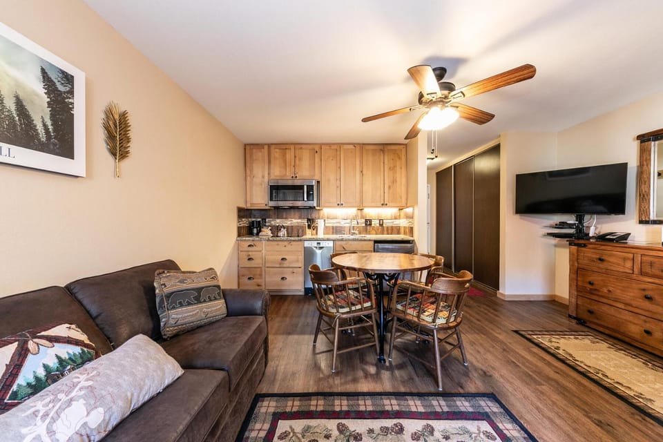 Communal lounge/ TV room, Dining area