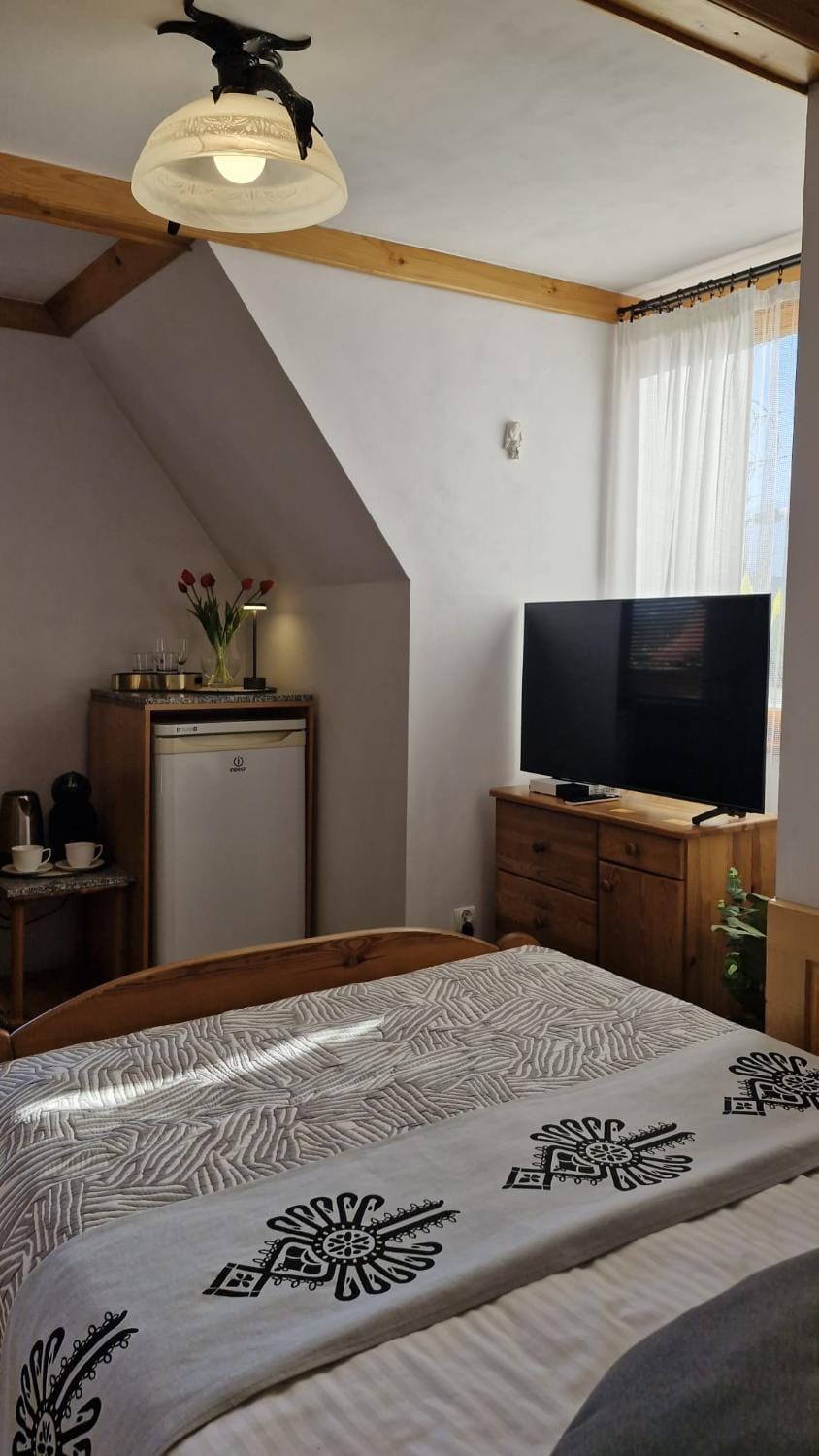 Bed, TV and multimedia, Photo of the whole room, Bedroom
