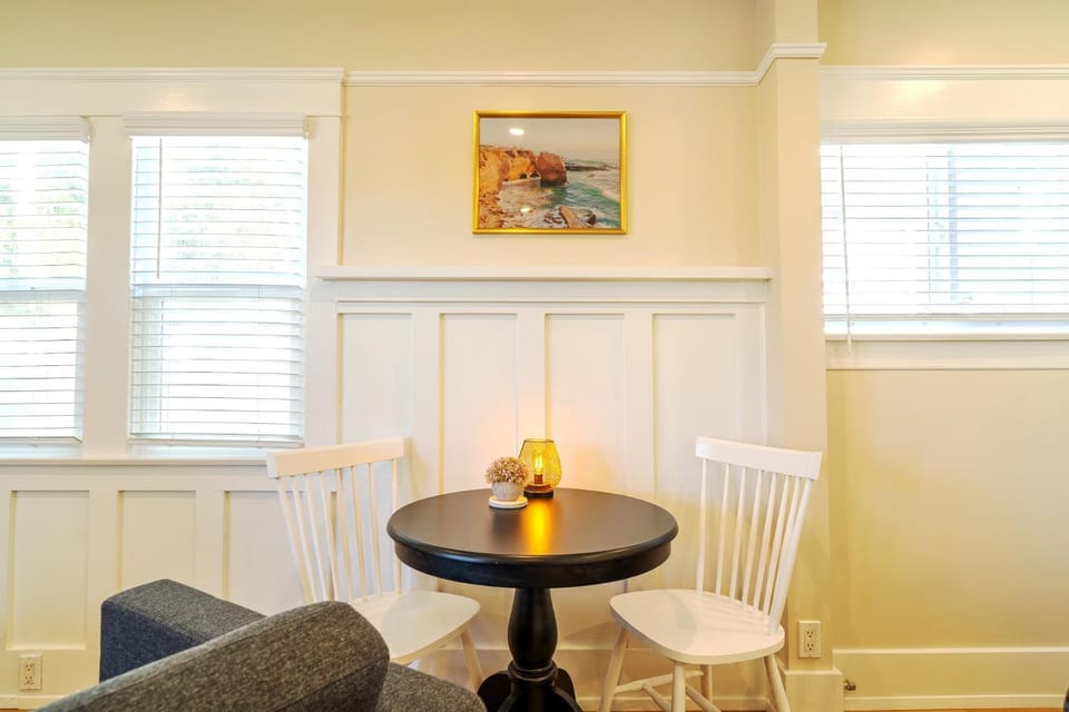 Decorative detail, Seating area, Dining area