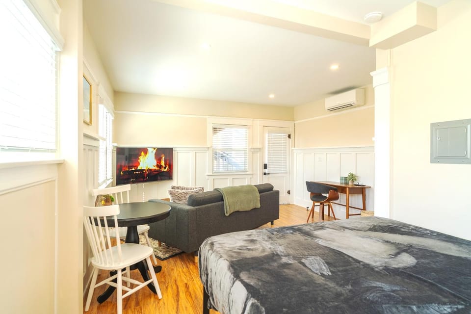 Bed, TV and multimedia, Photo of the whole room, Seating area, Dining area, air conditioner