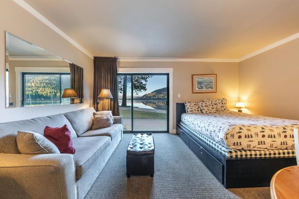 Photo of the whole room, Bedroom