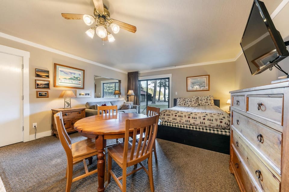 TV and multimedia, Living room, Seating area, Dining area