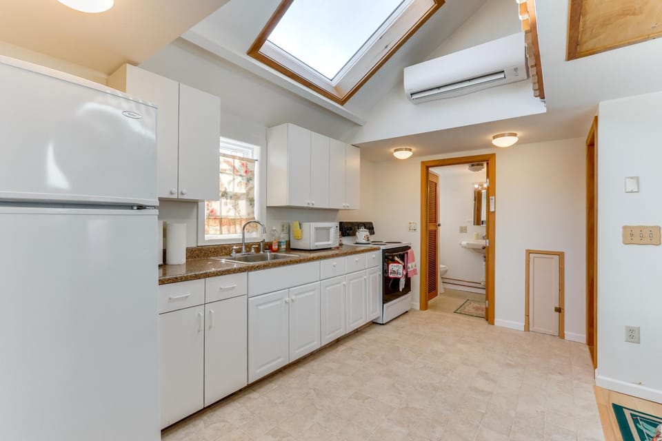 Charming Old Lyme Cottage, Steps to Private Beach! House in Old Lyme