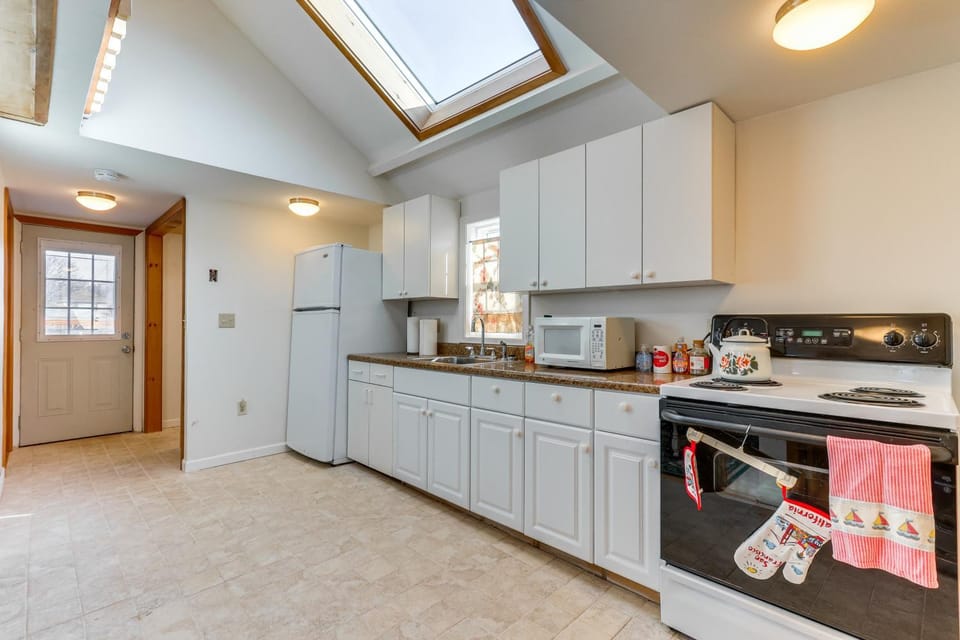 Charming Old Lyme Cottage, Steps to Private Beach! House in Old Lyme