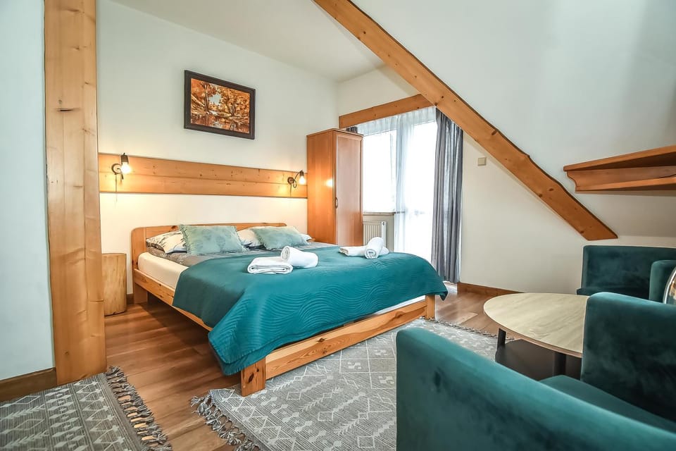 Bed, Photo of the whole room, Seating area, Bedroom